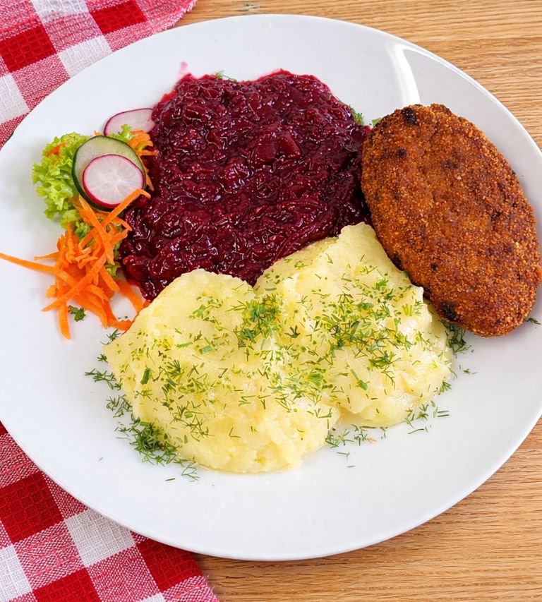 Tradycyjne pierogi ruskie z cebulką w barze mlecznym w Krakowie